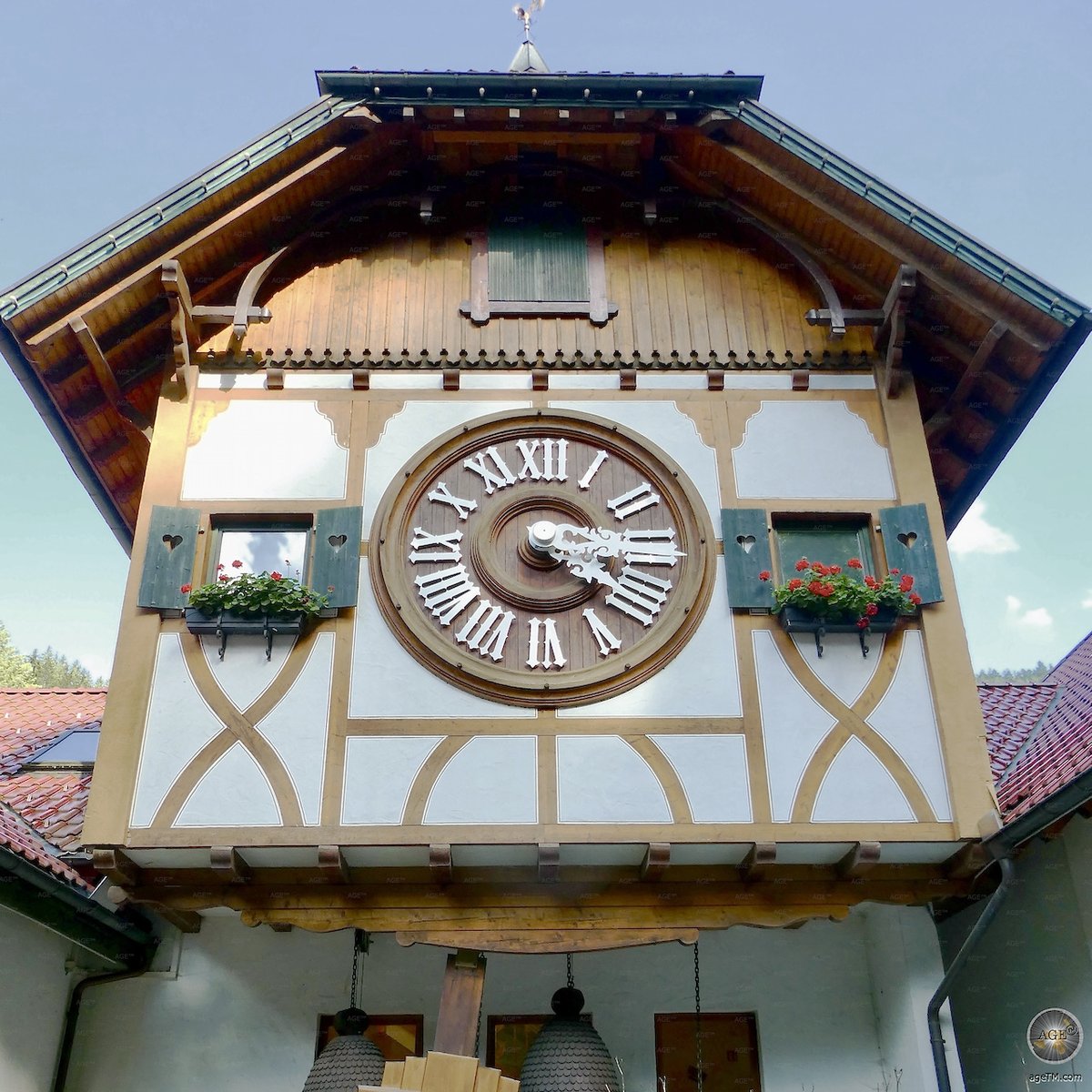 Die weltgrößte Kuckucksuhr - Schwarzwald Deutschland agetm.com/kunst-kultur/d… Guinness World Records #Schwarzwald #Deutschland #Uhren #Reisen #Urlaub Tradition Made in Germany #Kuckucksuhr #BlackForest  #Germany #Travel #Culture RT <a href="/Presseverteiler/">ART News & PR Europe</a>