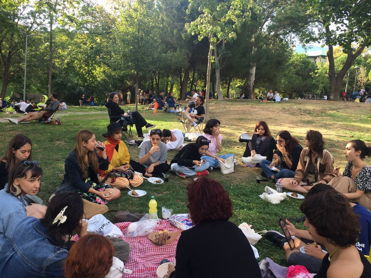 İstanbul Üniversitesi Kadın Dayanışma Komitesi olarak ilk yüz yüze etkinliğimizi gerçekleştirdik.Mücadele başlıklarımızı ve önümüzdeki döneme başlarken neler yapabileceğimizi konuştuk. Okullarımıza umutla,mücadeleyle başlıyoruz.
Kadın Dayanışma Komitemize katılmak için bize yazın