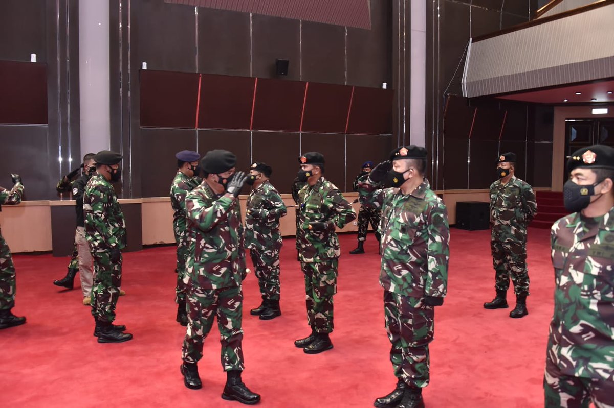 Puspen_TNI's tweet photo. Panglima TNI @TjahjantoHadi  Terima Laporan Korps Kenaikan Pangkat 25 Perwira Tinggi TNI di Aula Gatot Soebroto Mabes TNI, Cilangkap.

#tni #p5tni #kenkat #patiTNI 

https://t.co/7iijdDLcrK https://t.co/jQvtfxE6VB