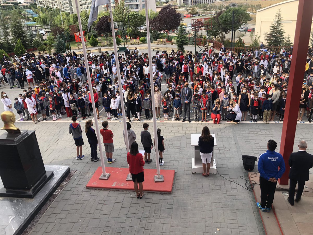 ANKbahcesehir's tweet photo. 2021-2022 Eğitim Öğretim Yılı ilk ders zili çaldı. 🔔 Her yıl olduğu gibi bu eğitim öğretim yılına da heyecanla başladık. Öğrenci ve öğretmenlerimize başarılı bir yıl diliyoruz.❤💙 

@bahcesehir_k12 
@dagozlem 
@ErkenCocukluk 
@ozgeeasln 
@can_sukaraca https://t.co/xwrWN1yvL3