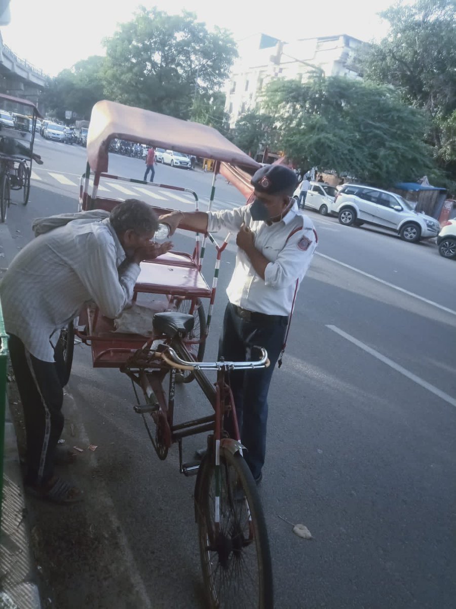 मानव सेवा सर्वोत्तम सेवा । यातायात पोलिसकर्मी श्री ओमप्रकाश , मंदिर मार्ग रेड लाइट पर। #DelhiPolice #CPDelhi #CPtraffic