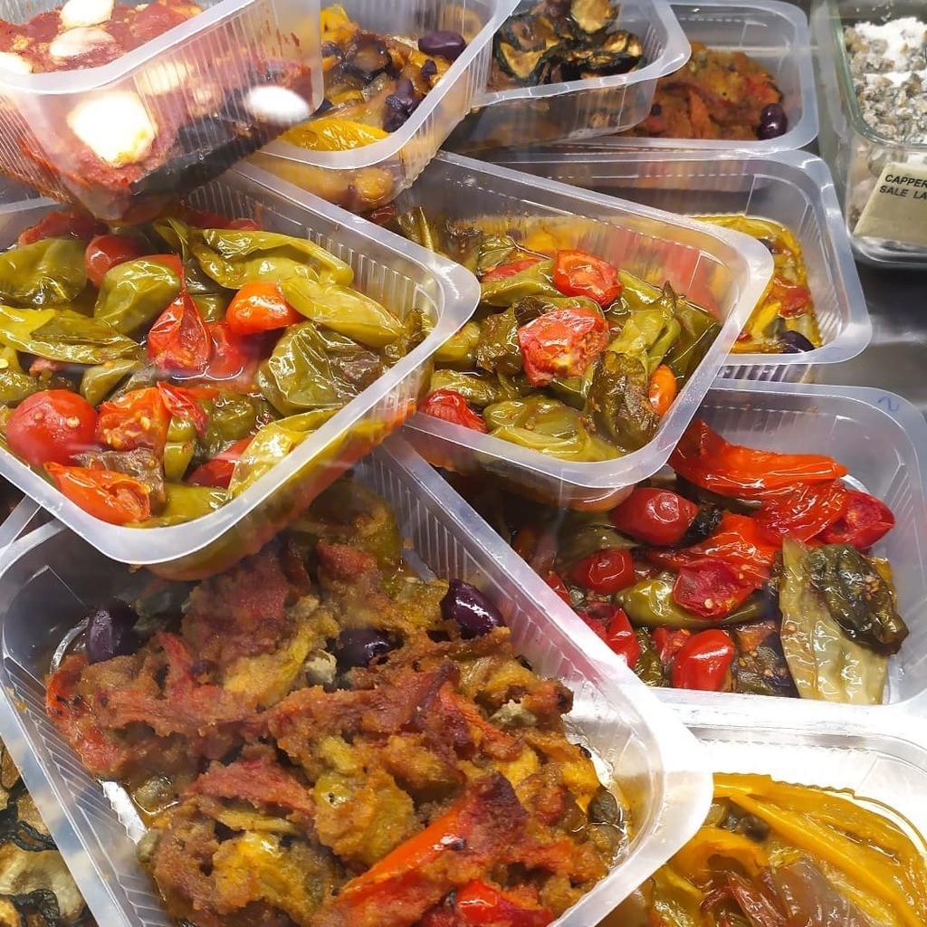 lauradebe's tweet image. Valori e #friggitelli ... che c&apos;azzeccano? Io dico che c&apos;azzeccano. La foto e&apos; scattata nel #panificio napoletano del mio quartiere @fornomaddaloni perché acquistiamo nei #negozi fisici vicino casa. In più da Gennaro il #pane e&apos; salato, arrivano quasi tutti i giorni le #mozz…