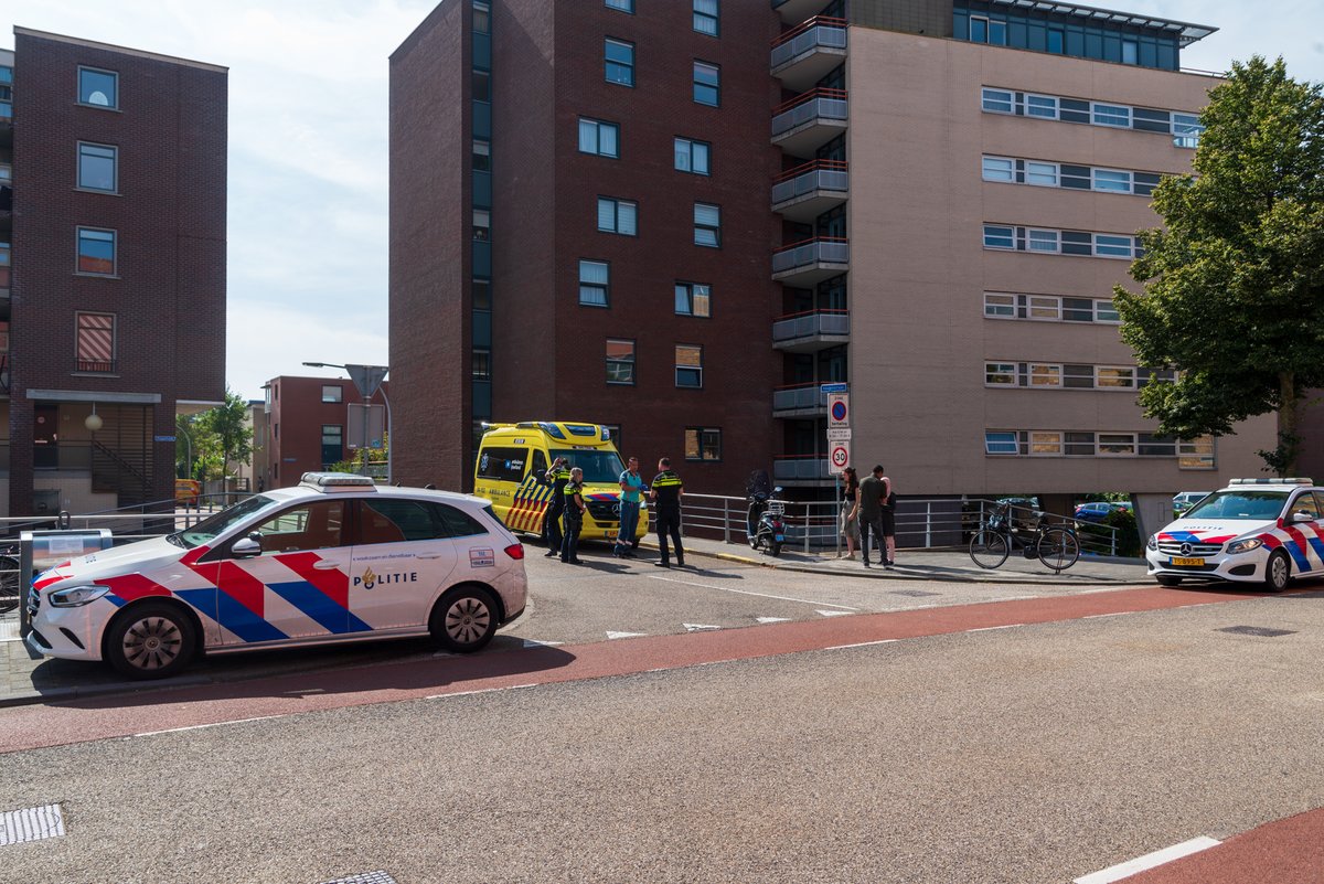 Scooterrijdster raakt gewond na ongeval in Hanzeland Lees meer bij @WeblogZwolle :. #zwolle.