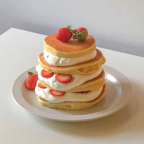 Strawberries and pancakes 🥞