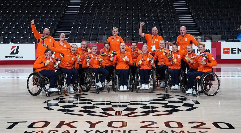 amy_1410's tweet photo. Trots op dit team!🦁#goud #tokyo2020 #wheelchairbasketball #teamnl #misze https://t.co/i11UgzIbGE