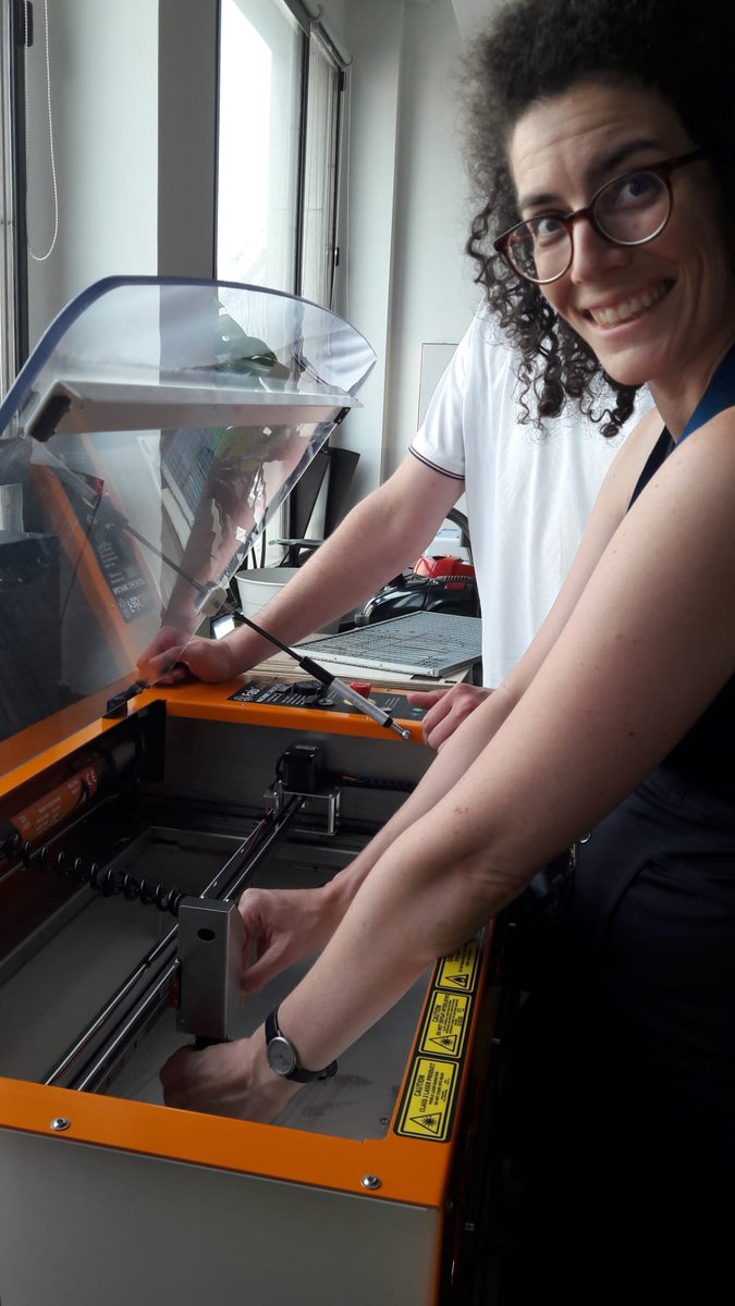 On teste notre nouvelle découpeuse laser pour nos ateliers Maker qui commencent le 19 septembre! 💡  Il reste encore quelques places techieslab.org 🏃🏾‍♀️🧑‍🦽🏃🏼‍♂️
