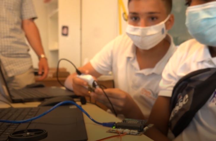 FondationAfnic's tweet photo. En 2020, la Fondation Afnic a soutenu le projet Magic Makers de @Espebanlieues pour faciliter l'apprentissage du #numérique aux élèves en décrochage scolaire. Découvrez leur projet de voiture téléguidée en vidéo sur https://t.co/v01XBA3lAP ! #Solidarité #Pédagogie #Banlieues https://t.co/X2lSFNXzXr
