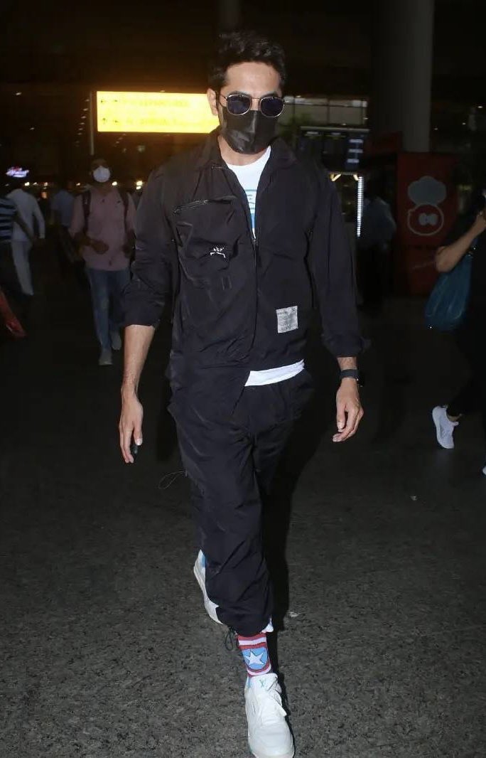 yrftalent's tweet photo. Doctor G is back in the Bay 🩺

@ayushmannk in all-black keepin’ it sporty &amp; cool over the weekend 🤩
________________________________________

#AyushmannKhurrana #AirportDiaries #Style #Dapper #Fashion #Casual #Stylish #Actor #Love #Celebrity #Spotted #Shoot #Papped #Handsome 🌟 https://t.co/LNfAaARmgD
