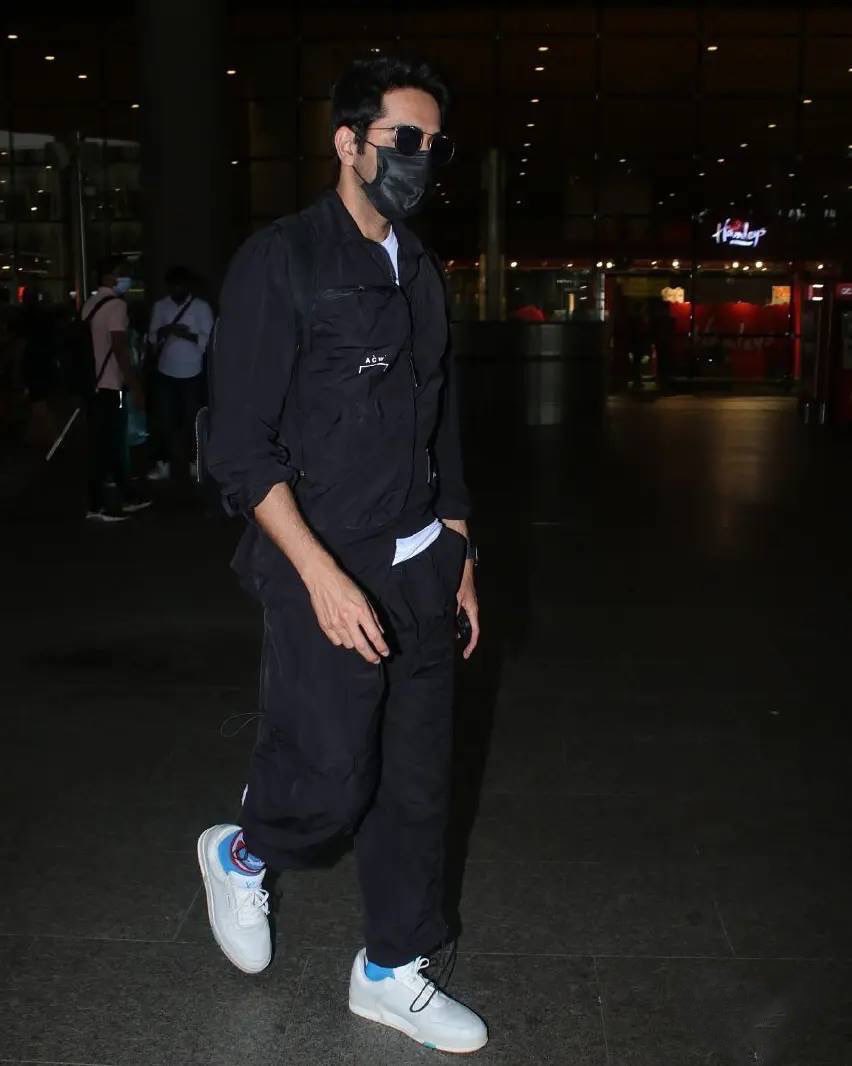 yrftalent's tweet photo. Doctor G is back in the Bay 🩺

@ayushmannk in all-black keepin’ it sporty &amp; cool over the weekend 🤩
________________________________________

#AyushmannKhurrana #AirportDiaries #Style #Dapper #Fashion #Casual #Stylish #Actor #Love #Celebrity #Spotted #Shoot #Papped #Handsome 🌟 https://t.co/LNfAaARmgD