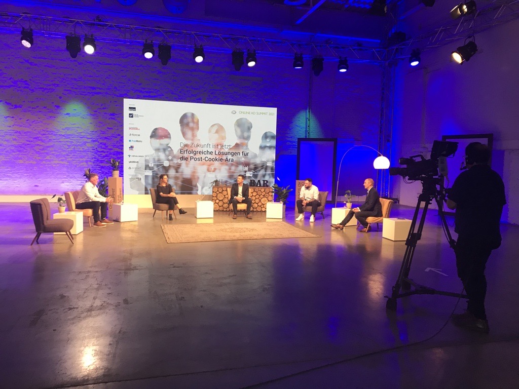 BVDW's tweet photo. Das Panel "Erfolgreiche Lösungen für die #PostCookie-Ära" diskutiert, welche Unterschiede sie sehen zwischen der alten Welt des 3rd-Party Cookies & der neuen Welt der Authenticated-User-IDs. #oas21 #onlineadsummit https://t.co/kL6wAmINKZ