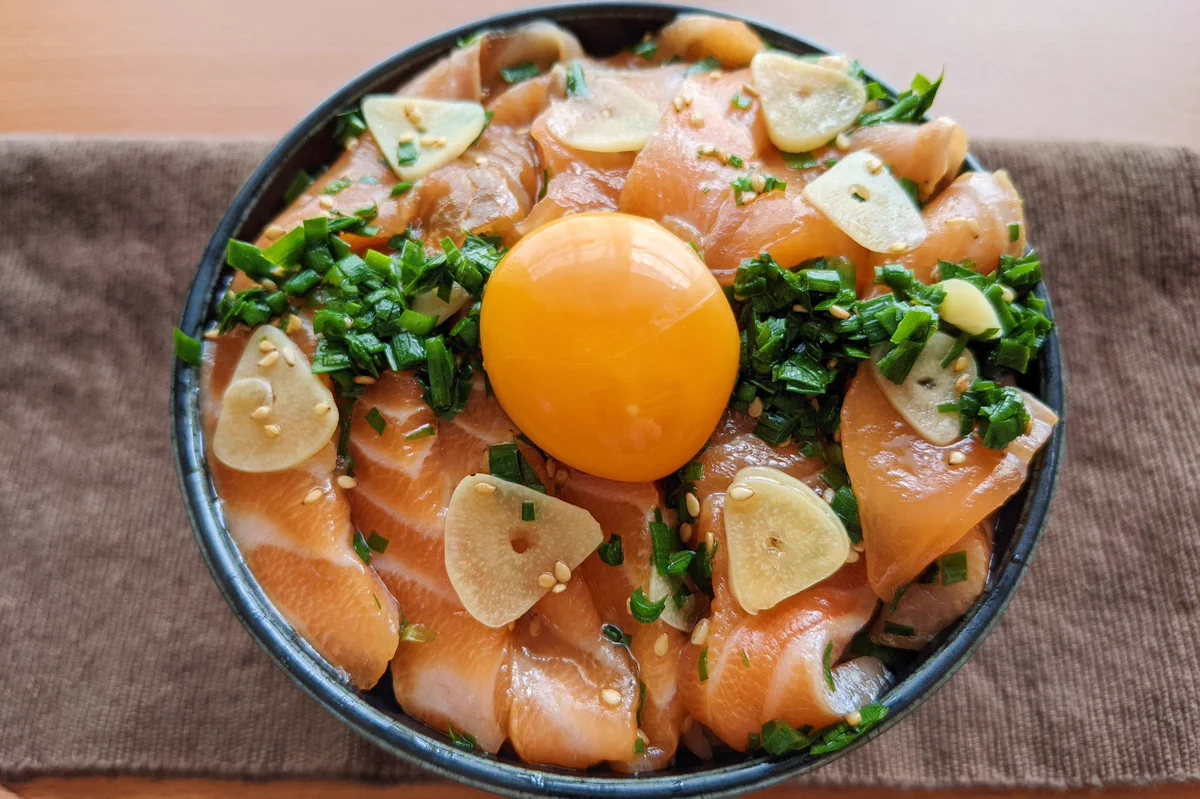 びっくりするくらい美味しい一品が作れちゃう？！サーモンを使った、とっても美味しそうな丼ものレシピ！