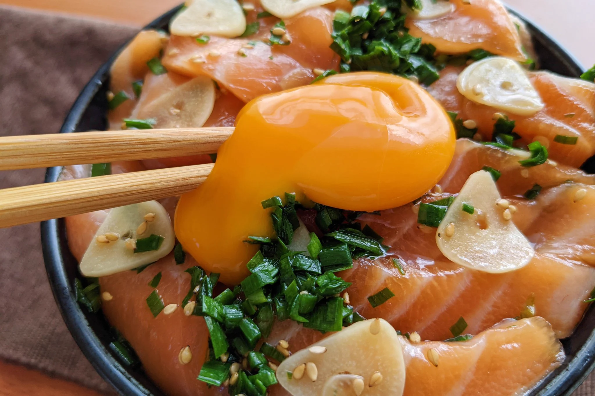 びっくりするくらい美味しい一品が作れちゃう？！サーモンを使った、とっても美味しそうな丼ものレシピ！