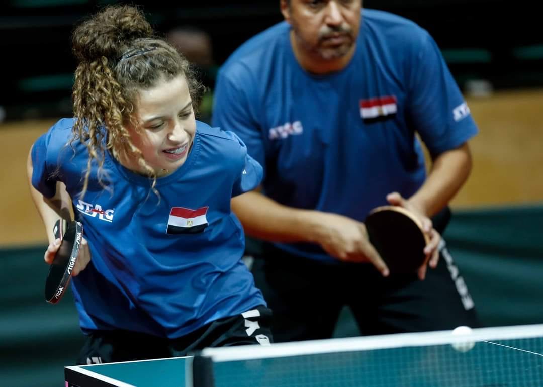 Yallakoranow's tweet image. تنس طاولة.. &quot;المعجزة&quot; هنا جودة &quot;13 عاماً&quot; تهزم النيجيرية أولوفونكي أوشونايكي صاحبة الـ45 عاماً والتي سبق وشاركت 7 مرات في الأولمبياد، وتطيح بها من دور الـ16 لبطولة أفريقيا فردي سيدات، بعد الفوز بنتيجة 4-0 في الأشواط. 👏