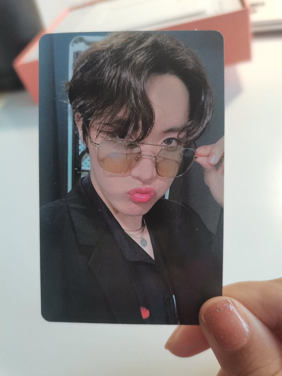 YNG_BAE's tweet photo. 不得不说，19蓝光的卡真的全员好看👀
（没错，又是号锡，为什么用“又”，因为去年也是号锡😂） https://t.co/bfwz3WZyrU