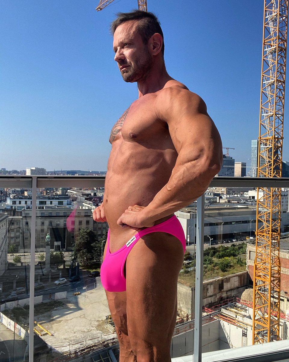 tom_of_brussels's tweet photo. Flashy in pink #gym #gymlife #bodybuildingmotivation #fitnessaddict #gymrat #bodybuilding #bodybuilder #fitness #tattoo #tattoos #ripped #muscle #fitnessfreak #gymaddict #physique #gymrat #gaybodybuilder #gaymenofinstagram #gay #gayman #gaybelgium #speedo #speedos #speedobulge https://t.co/6EfRo0DnJq