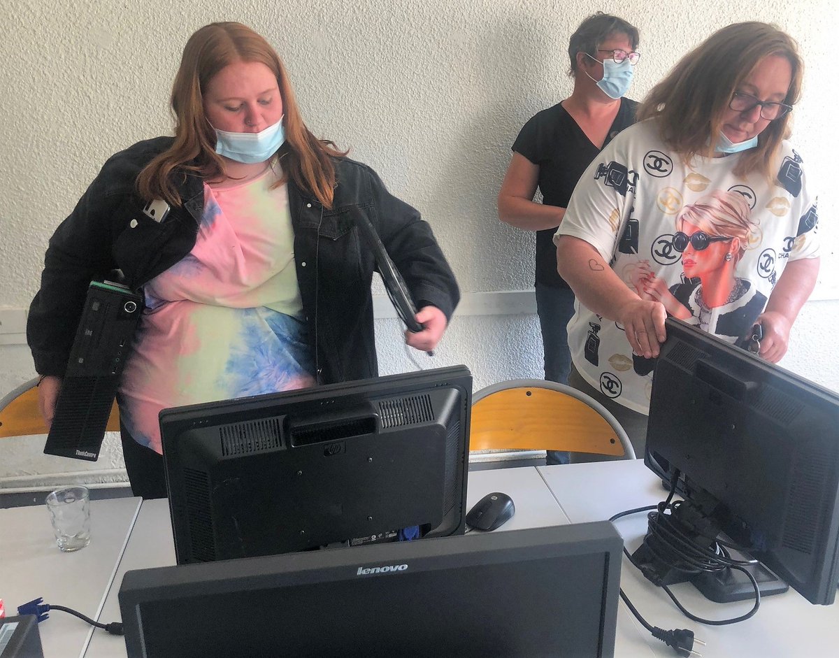 CSCBassinMinier's tweet image. L'opération #PCSolidaires se poursuit !
Des habitants du quartier Dutemple à #Valenciennes ont pu bénéficier de dons d'ordinateurs pour effectuer de la bureautique.🤗