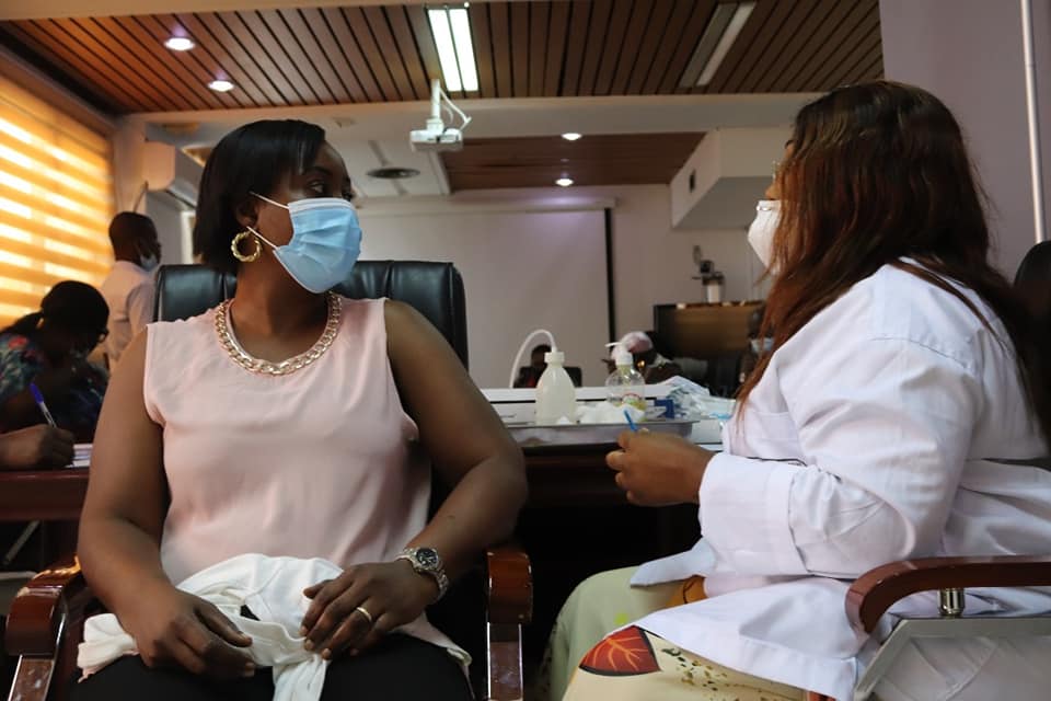 LUTTE CONTRE LA #COVID19  : LES AGENTS DU MINISTÈRE DE L’ASSAINISSEMENT ET DE LA SALUBRITÉ VACCINÉS  CONTRE LA #COVID19  
#MINASS @Gouvci