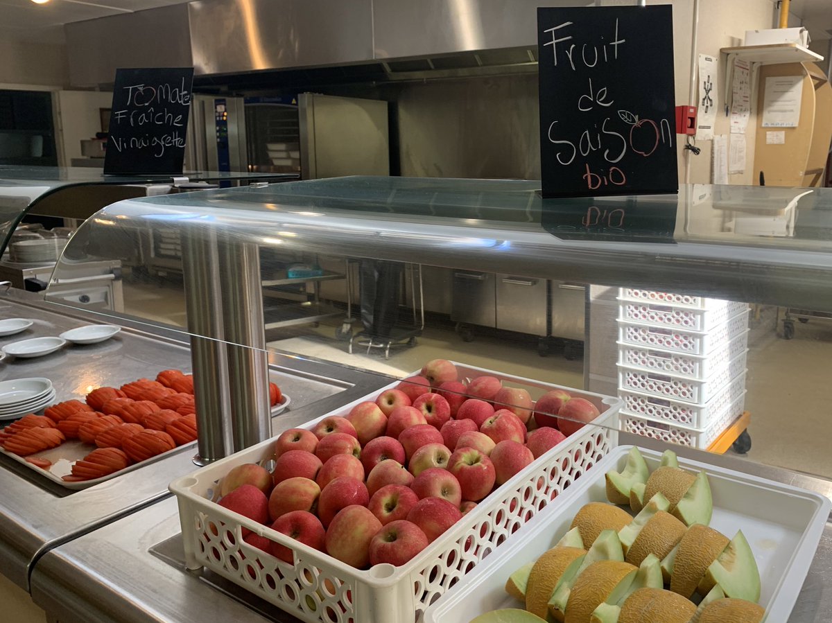 RENTRÉE DES COLLÈGES
Dans les cantines, le Département propose des repas sains, équilibrés et locaux avec des aliments produits à - de 100km, et 30% de bio.
Le coût du repas de 8€ est pris en charge à 50% par le Département, pour familles les + modestes cela peut descendre à 1€
