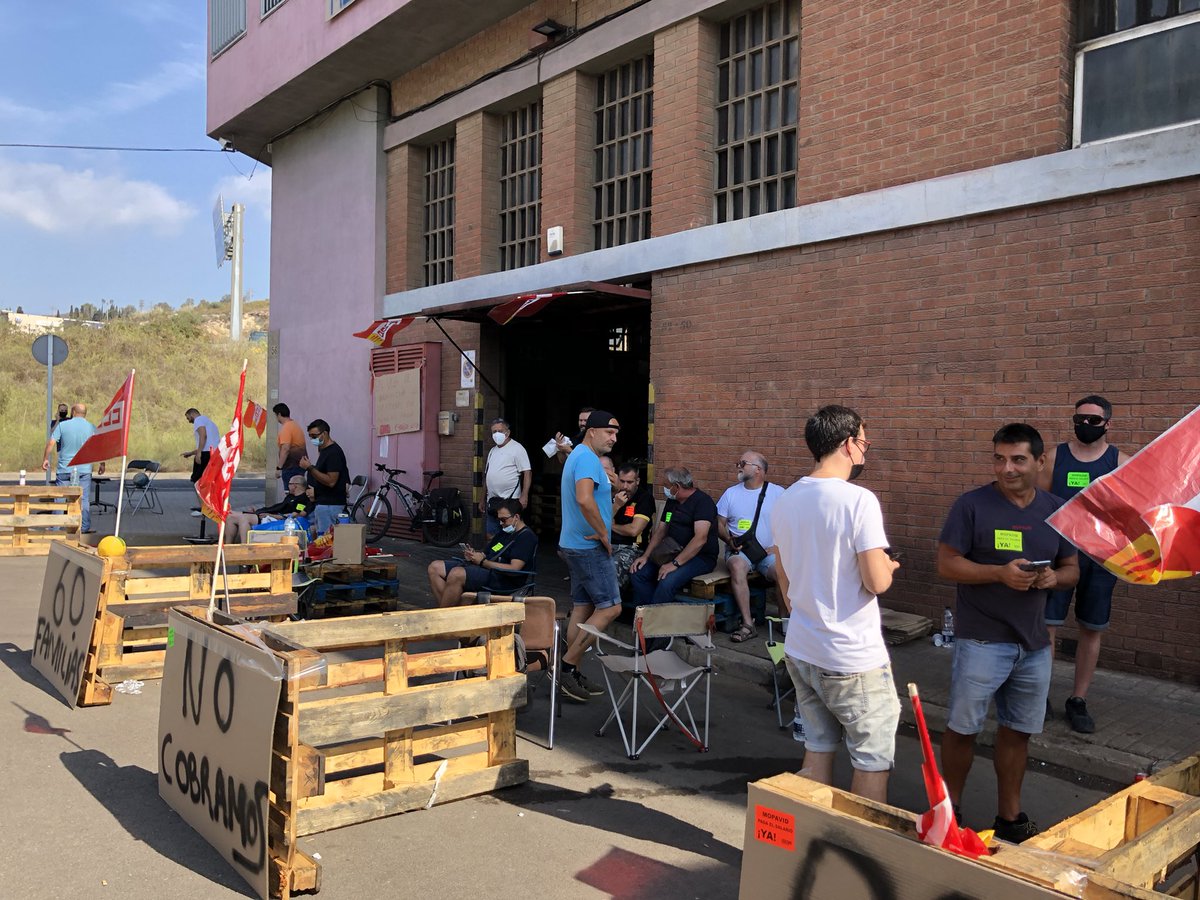 EnComuBDN's tweet photo. Avui donant suport a la vaga de #Mopavid #Badalona, 
Porten més de dos mesos sense cobrar i l'empresa no està complint amb els acords. És una injustícia que no podem permetre i farem tot el possible per ajudar https://t.co/zgHxN5UHpB
