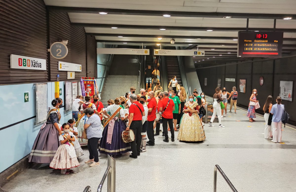 metrovalencia's tweet photo. 🚶♀️🚶🔥 #Metrovalencia ha desplaçat a més de 700.000 persones usuàries de l'1 al 5 de setembre durant les #Falles21
🔝 El divendres 3, amb 171.143 viatgers i viatgeres, ha sigut el dia amb major moviment de tot l'any
➡️ https://t.co/dW9hATy51Z
#FallesSegures https://t.co/xC7UqbE650