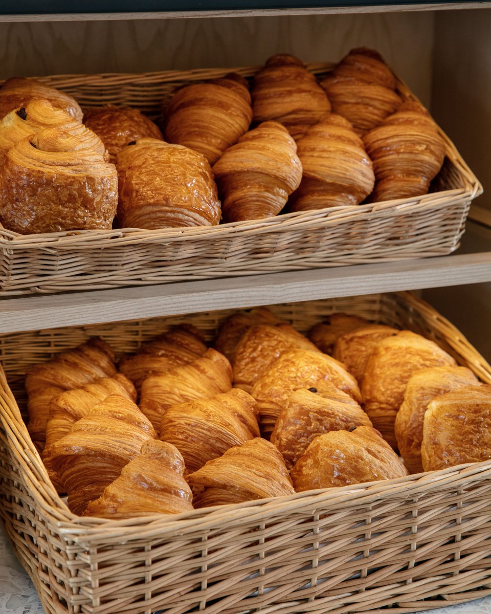 CafeGlacerie's tweet photo. Good Morning all ๐
The cakes have been made, the coffee is hot and the pastries are fresh! ๐
Which treat will you be going for today? ๐ฆ
#michaelcaines #pastry #monday #naughtbutnice https://t.co/5CUsXUSUSu