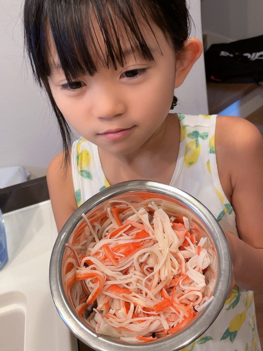 まずはカニカマをさいてもやしをフライパンで炒めて いつの間にか出来上がり笑 またしても生活感丸出し 犬猫がいるからすぐ部屋汚くなる ツイレポ