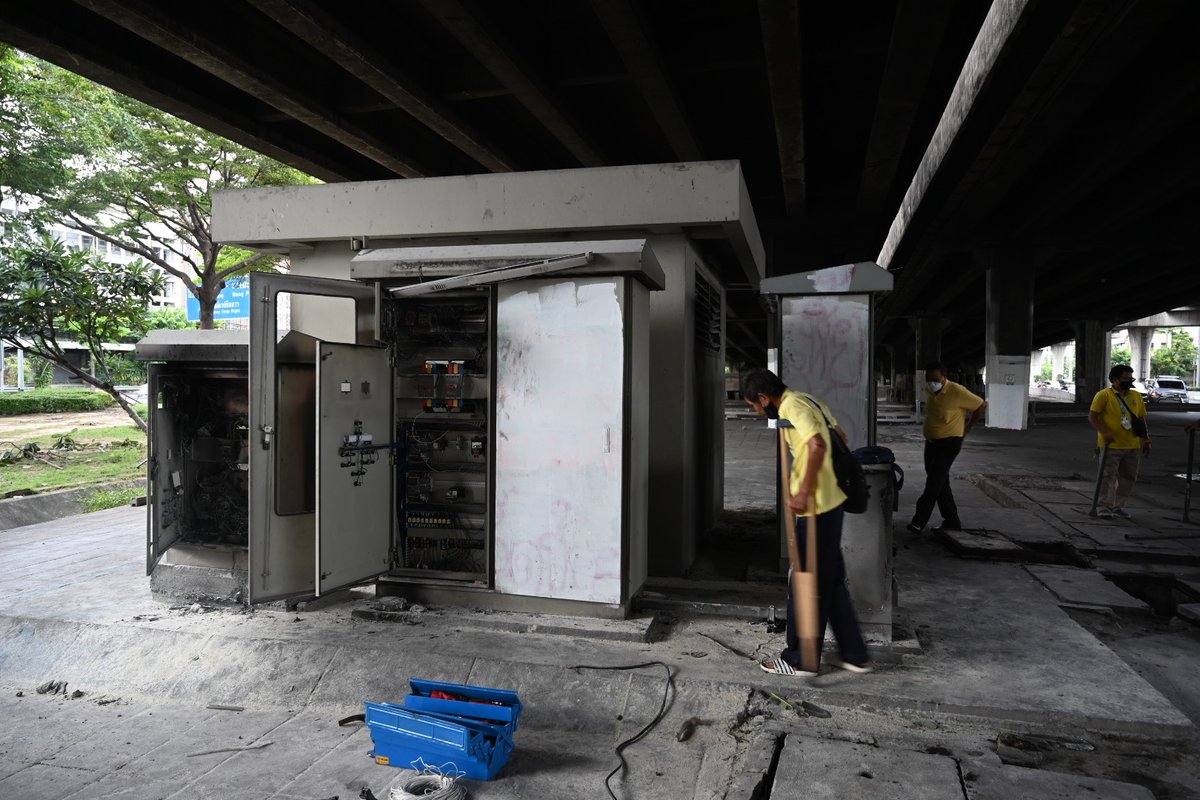 KhaosodOnline's tweet image. จนท.สำนักระบายน้ำ กทม.เข้าตรวจสอบตู้ควบคุมระบบไฟและระบบระบายน้ำอุโมงค์ใต้ดินทางด่วนดินแดง แยกประชาสงเคราะห์ พบถูกเผาฟังเสียหาย คิดเป็นมูลค่ากว่า 1 ล้านบาท กังวลหากฝนตกหนักระหว่างซ่อมจะระบายน้ำไม่ทัน