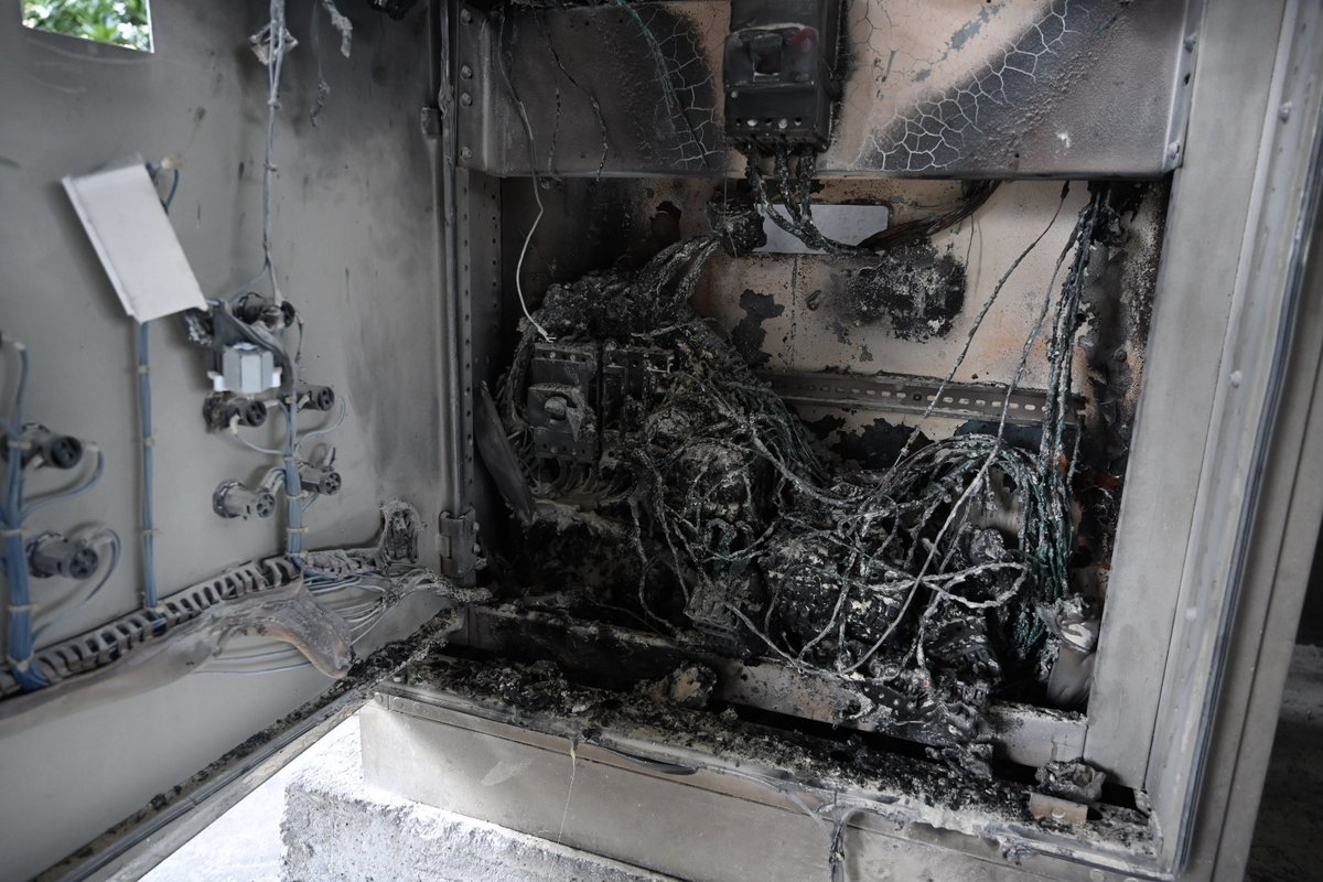 KhaosodOnline's tweet image. จนท.สำนักระบายน้ำ กทม.เข้าตรวจสอบตู้ควบคุมระบบไฟและระบบระบายน้ำอุโมงค์ใต้ดินทางด่วนดินแดง แยกประชาสงเคราะห์ พบถูกเผาฟังเสียหาย คิดเป็นมูลค่ากว่า 1 ล้านบาท กังวลหากฝนตกหนักระหว่างซ่อมจะระบายน้ำไม่ทัน