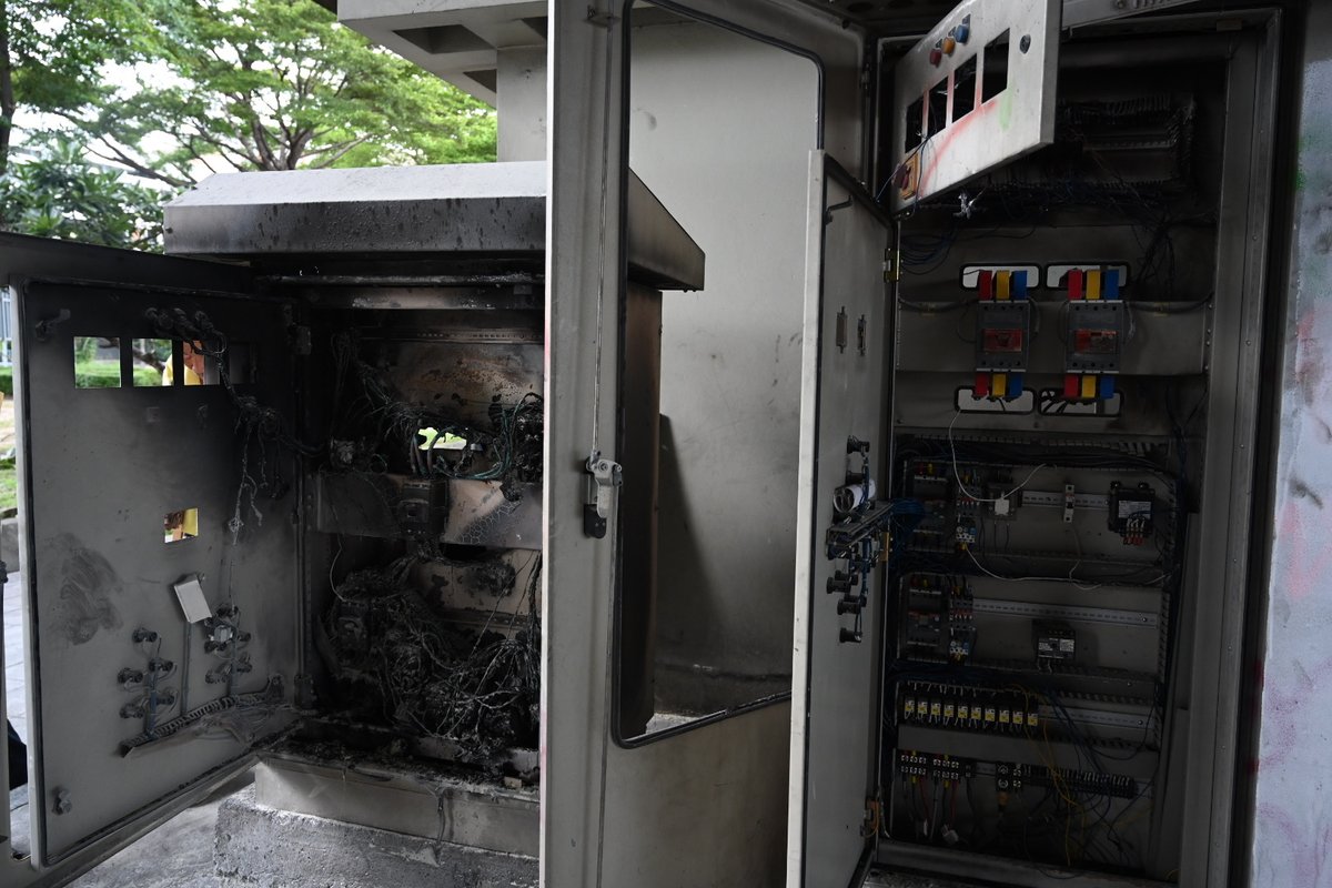 KhaosodOnline's tweet image. จนท.สำนักระบายน้ำ กทม.เข้าตรวจสอบตู้ควบคุมระบบไฟและระบบระบายน้ำอุโมงค์ใต้ดินทางด่วนดินแดง แยกประชาสงเคราะห์ พบถูกเผาฟังเสียหาย คิดเป็นมูลค่ากว่า 1 ล้านบาท กังวลหากฝนตกหนักระหว่างซ่อมจะระบายน้ำไม่ทัน