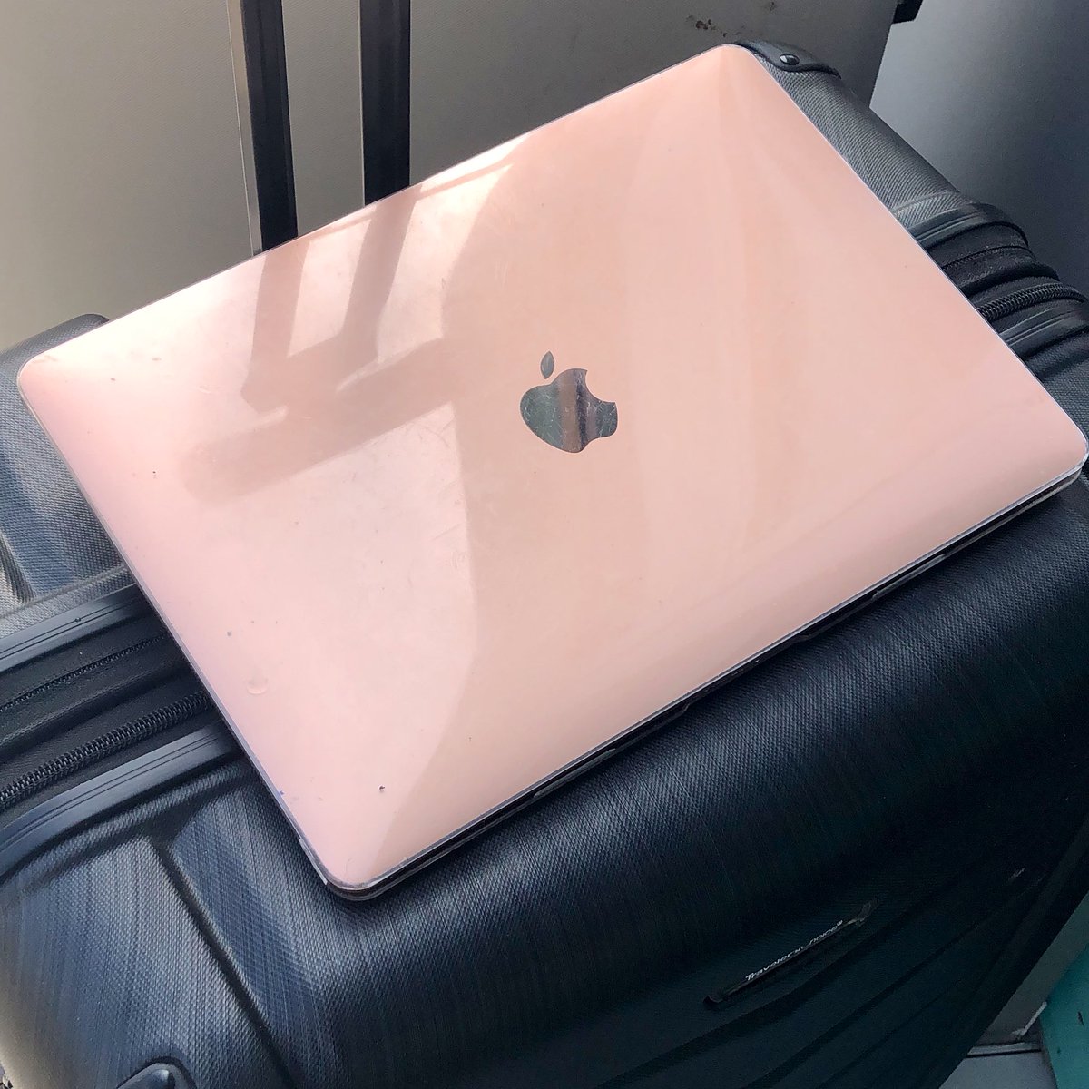 Twitter! I need your help! I have just found this sat on the top of a bin in the street. It works perfectly and is obviously lost. The log in name is Yasmin Walker, the screensaver is a large husky dog and it was found by Imperial Wharf station. Any leads appreciated.