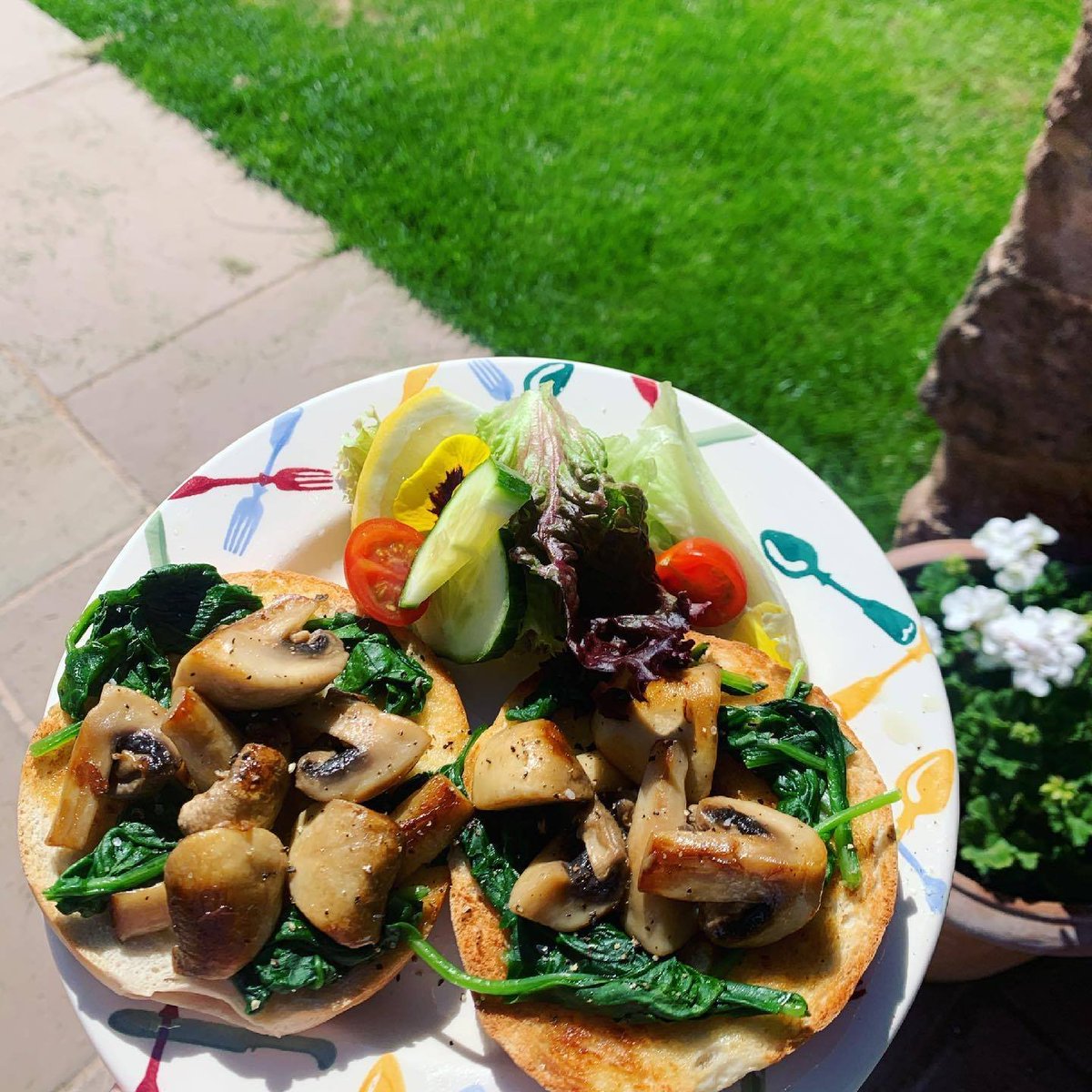 EvansofMonmouth's tweet image. #supplylocal
We are so honoured to be supplying Hen and Dot Cafe - Flanesford Priory with fresh produce for their wonderful Menu which is served at their café on Friday, Saturday and Sunday 10am-4pm! 

Stunning location, yummy treats and excellent service! 
#supportlocal