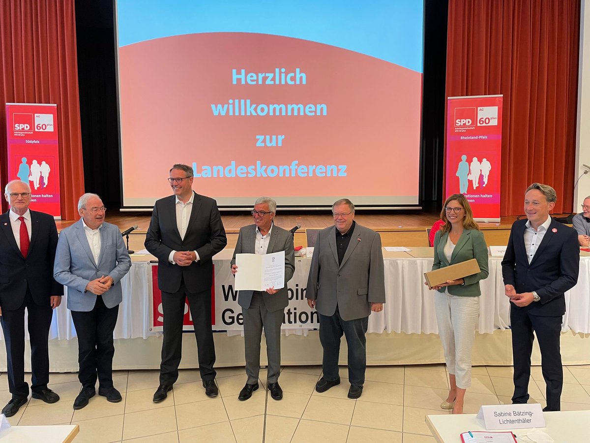 Alex_Schweitzer's tweet photo. Tag startet in #Ochtendung. Konferenz der #AG60plus der @spdrlp. Habe gerne über die Herausforderungen in Sachen #Digitalisierung, #Transformation und #Pflege gesprochen. Danke für Euer Engagement, liebe „60plusser“ - um #Malu zu zitieren 😉 https://t.co/ThX7j0d8VB