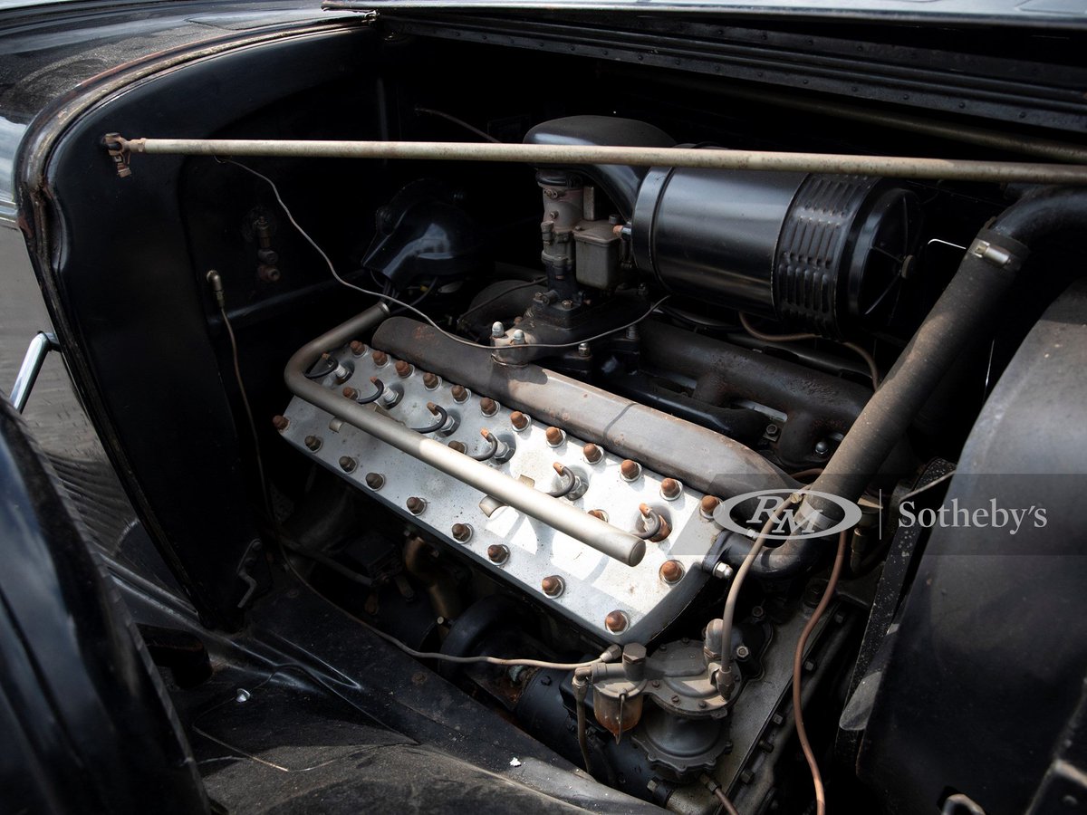 UltimativCars's tweet photo. #AuburnFall2021

The #Lincoln #ModelK (1931-39) was made in a total of 15,697 units: 12,328 KA [SWB] &amp; 3,369 KB [LWB], of which (in 34) 1,671 KA [521] &amp; 740 KB [271].

This 1934 #KB #7passenger #Sedan (215 u.) was est. at US$15-20k (12.6-16.9k €) to be SOLD at US$21k (17.7k €). https://t.co/Hgk30VA5JJ