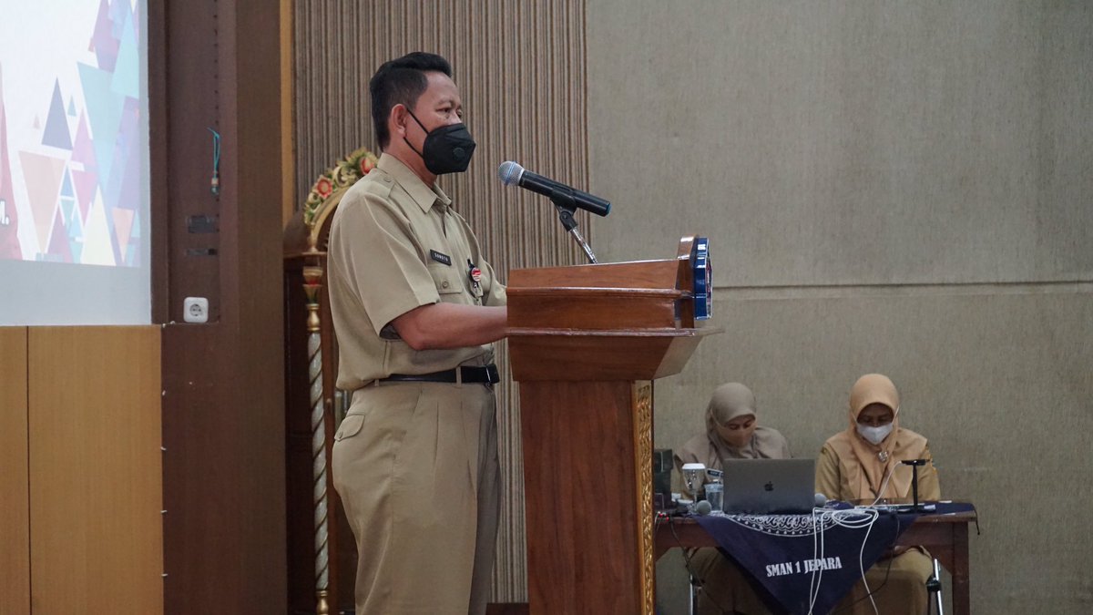 Kepala SMAN 1 Jepara Udik Agus Dwi Wahyudi menyerahterimakan tugas sebagai kepala sekolah kepada Plt. Kepala SMAN 1 Jepara yang baru, Ngaripah, Senin (6-9-2021) di Ruang Multimedia sekolah setempat.