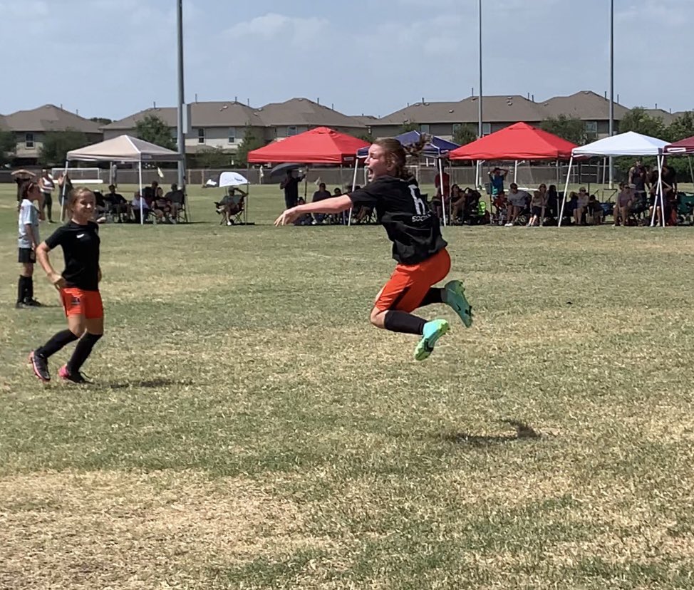 candrewsRLA's tweet photo. Standing right above center line as a defensive midfielder and pass to your forward, but you score a goal instead. #ddysc #austinlabordaycup #dashwoodforestU11 #sodanghot https://t.co/1GcpvZXgH7