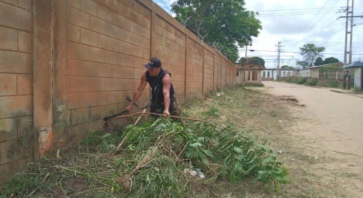 GuanipaMrt2's tweet photo. Activos desde las bases entendiendo que Juntos Todo es Posible, de esta forma la tropa TUPAMARO en jornada de desmalezamiento en la calle Santa Lucia del sector Rómulo Gallegos.
¡TUPAMARO ejemplo de lucha!
@WBenavides_MRT
@luismarcanos https://t.co/vl7iue7wMQ