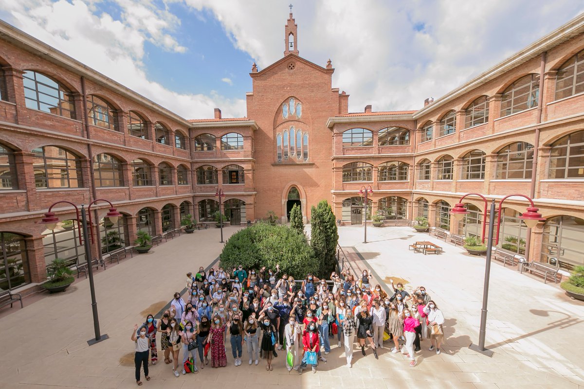 CEUuniversities's tweet photo. ¡Welcome everybody! 👐🌎
Hace unos días, la @UAOCEU dio la bienvenida a 94 alumnos de 18 nacionalidades, que acudieron a la universidad para conocer de cerca el campus y estrechar lazos con sus nuevos compañeros.  #WelcomeDay #WelcomeSession #UAOCEU https://t.co/5hnWu7etah