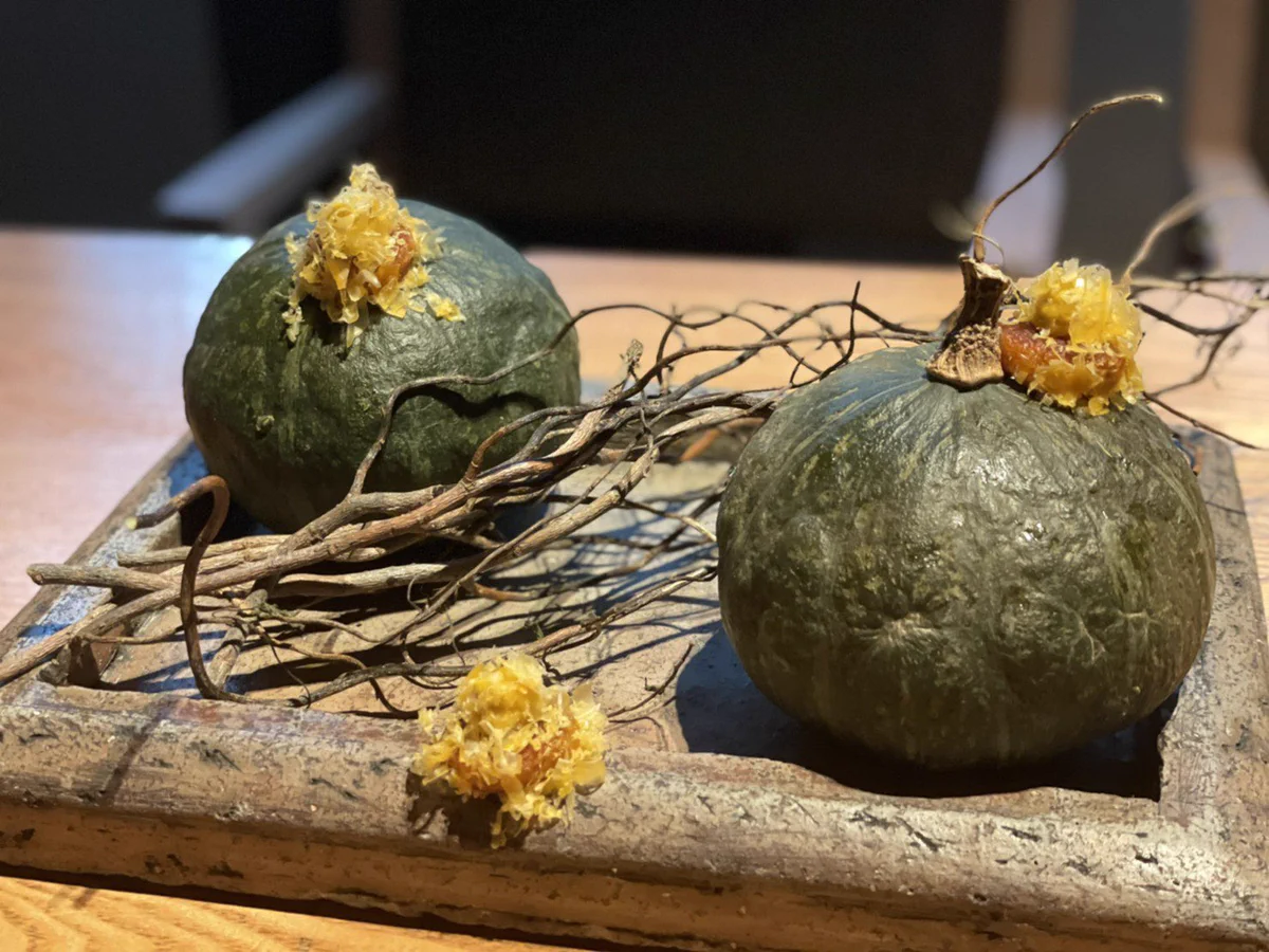 友人とオシャレなレストランに「慣れた感じ」を出して行ってみたら、一品目を見て震えながら食べ方を聞く羽目になった。