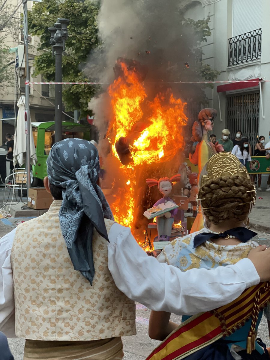 fallajcb's tweet photo. Cremem per a poder começar de nou🔥
Benvingudes Falles 2022.
#LlargaVidaALesFalles #FallaJCB https://t.co/Yz9EkINtZT