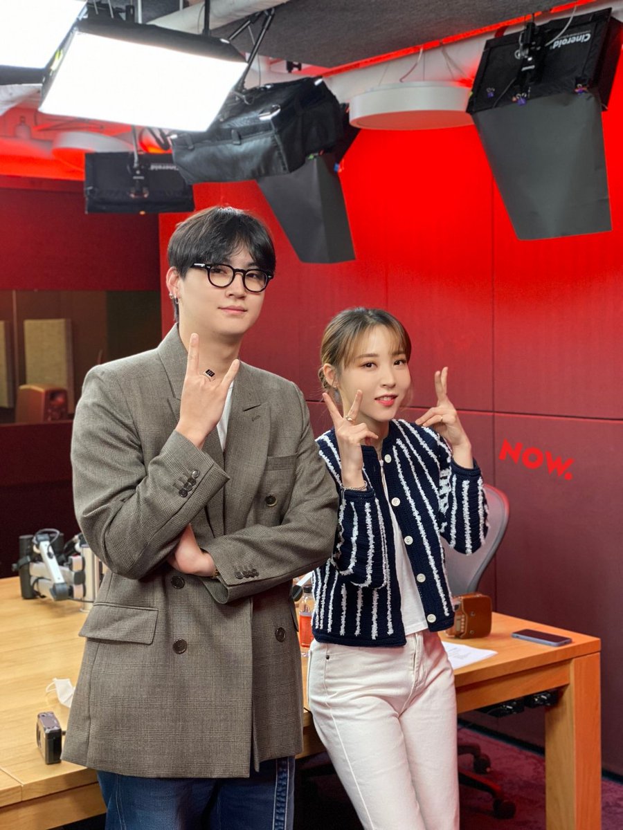 npop_zip's tweet photo. #studio문나잇 [문터뷰] 주인공은?! 첫 솔로앨범을 발매한 싱어송라이터 #JAYB😎 문대표(#마마무 #문별)랑 음악 얘기 / 시크릿한 사진도 볼 거니까! 아가새님들 함께 해요✨ #제이비 에게 궁금한 질문은👉🏻 문자 #7117 (정보이용료 100원) #NOW온에어 #MAMAMOO 보쇼⭐바로보기https://t.co/OnKl5ncYlw https://t.co/uE38EyRjYi
