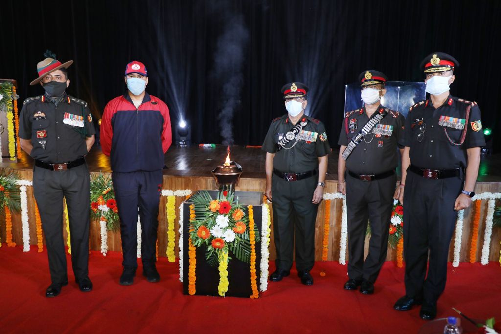 mumbai_group's tweet photo. The #SwarnimVijayMashaal was ceremoniously received by Maj Gen YP Khanduri,ADG, NCC DTE MAH and Brig GS Cheema, Gp Cdr Mumbai Gp 'A' on 06 Sep at Colaba.
A scintillating Cultural Programme was performed by Cadets of NCC Group Mumbai'A',
#SwarnimVijayVarsh
@ncc_dte 
@HQ_DG_NCC https://t.co/749aMZLGjz