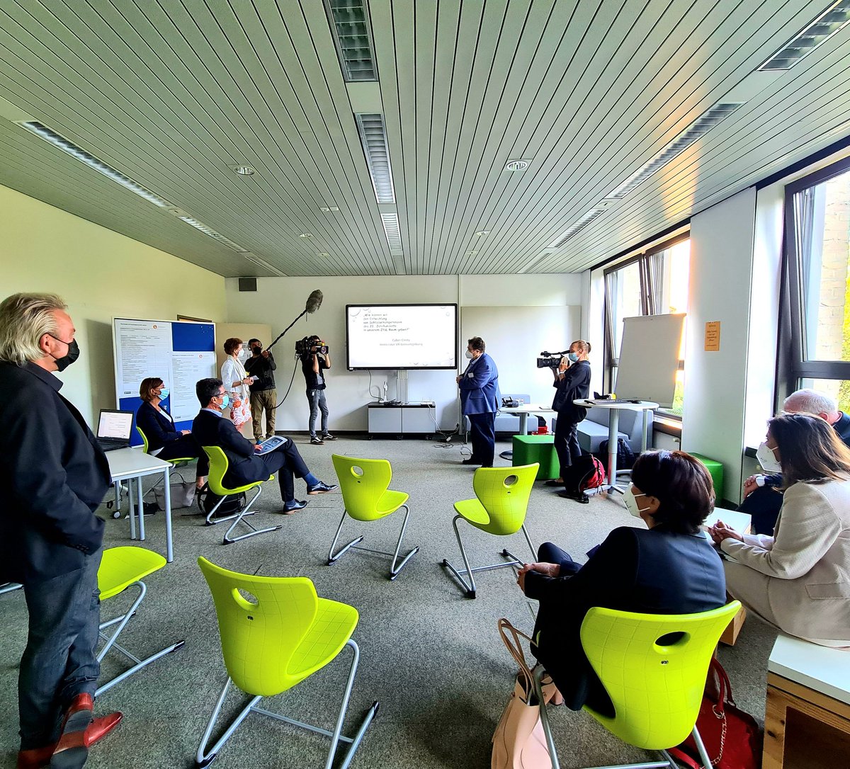 imsimity's tweet photo. Yvonne Gebauer, #Kultusministerin in #NRW war eingeladen die Möglichkeiten von #cybercinity als #VRcollaboration Plattform für die #lehrerfortbildung 
kennen zu lernen 💚
Dickes Danke an das #ZsfL Aachen für die Kooperation 💚 
#greenshoesteam  @MartinZ15966415 @BildungslandNRW https://t.co/Ryw6ZeddjE