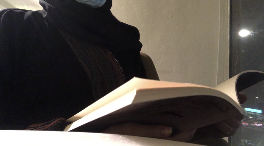 ولأول مرةٍ وحدي بدون احد مع كوب من القهوة وكتاب☕️📖…
تمكنت في هذه الساعتين بلملمة شتات نفسي وتنظيم افكاري
بين حين واخرى يحتاج الانسان فترة نقاهة لنفسه🖤.