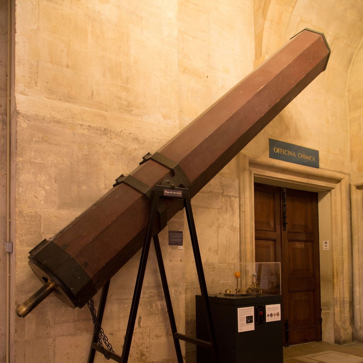 HSMOxford's tweet photo. If it's not too late for #GiantObjectsInMuseums, here's one of my faves (now in storage 😟): #17C Gregorian Reflecting #Telescope.
1st made of 3 & the only survivor: focal length of 12 ft.
#histastro #histsci #histSTM #MuseumsTogether #DiscoverOxford #ExperienceOx @HistAstro https://t.co/7me9DZ0ka6