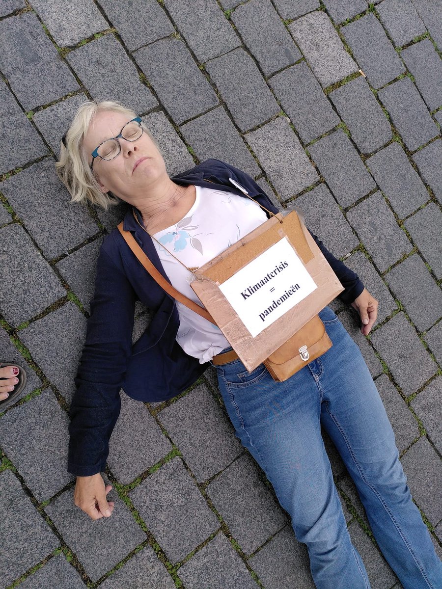 XR_Den_Bosch's tweet image. Dit is geen oefening! 📢
Vandaag voeren we actie voor het stadshuis om te eisen dat de gemeente eerlijke is over de klimaatcrisis en ecologische crisis en alles doet wat nodig is en vaart zet achter een rechtvaardig klimaat- en natuurbeleid!
 🔥🔥🔥🔥