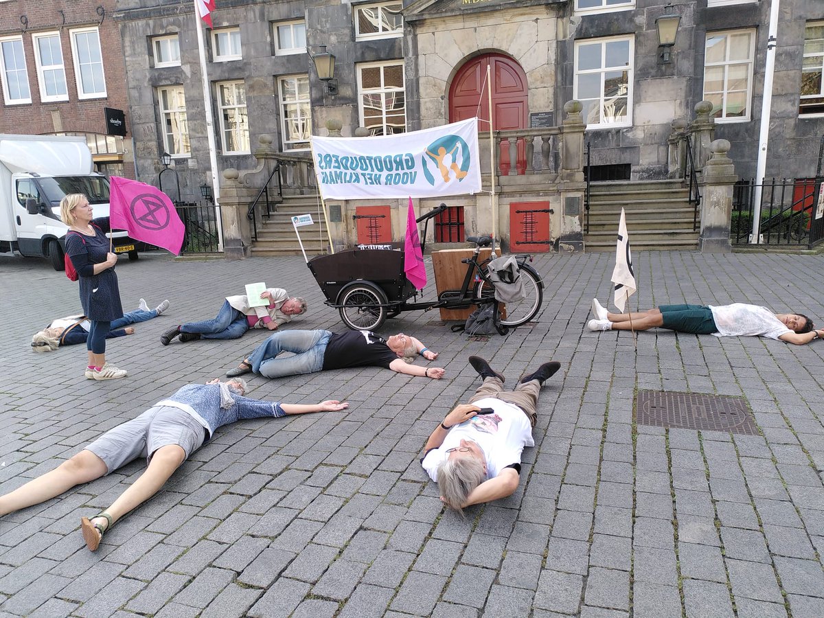 XR_Den_Bosch's tweet image. Dit is geen oefening! 📢
Vandaag voeren we actie voor het stadshuis om te eisen dat de gemeente eerlijke is over de klimaatcrisis en ecologische crisis en alles doet wat nodig is en vaart zet achter een rechtvaardig klimaat- en natuurbeleid!
 🔥🔥🔥🔥