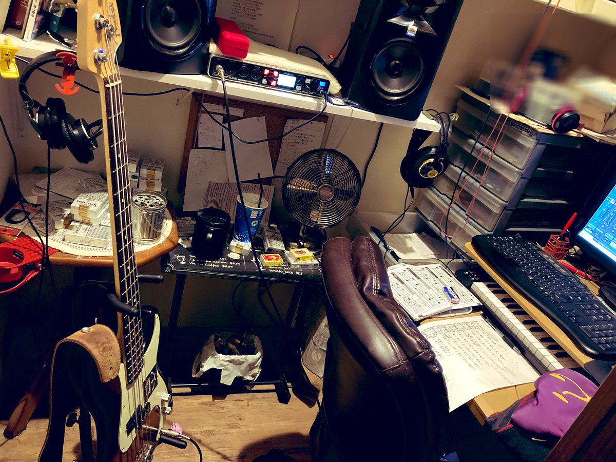 GONZO_bassman's tweet image. 今日は自宅🏠第一スタジオで😆笑
もう一つの新曲 #HowToSpend の練習😊 次のリハスタまでには…😩出来てるのか⁉️うーん🤕🌀