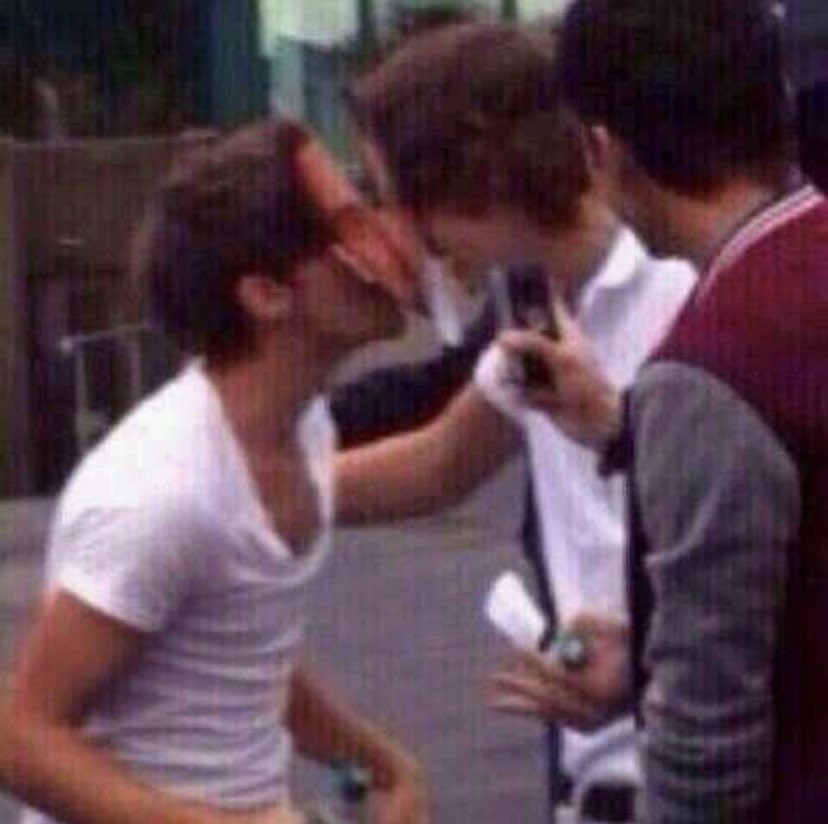 ୨୧ h&l daily (@daiiylarry) on Twitter photo 