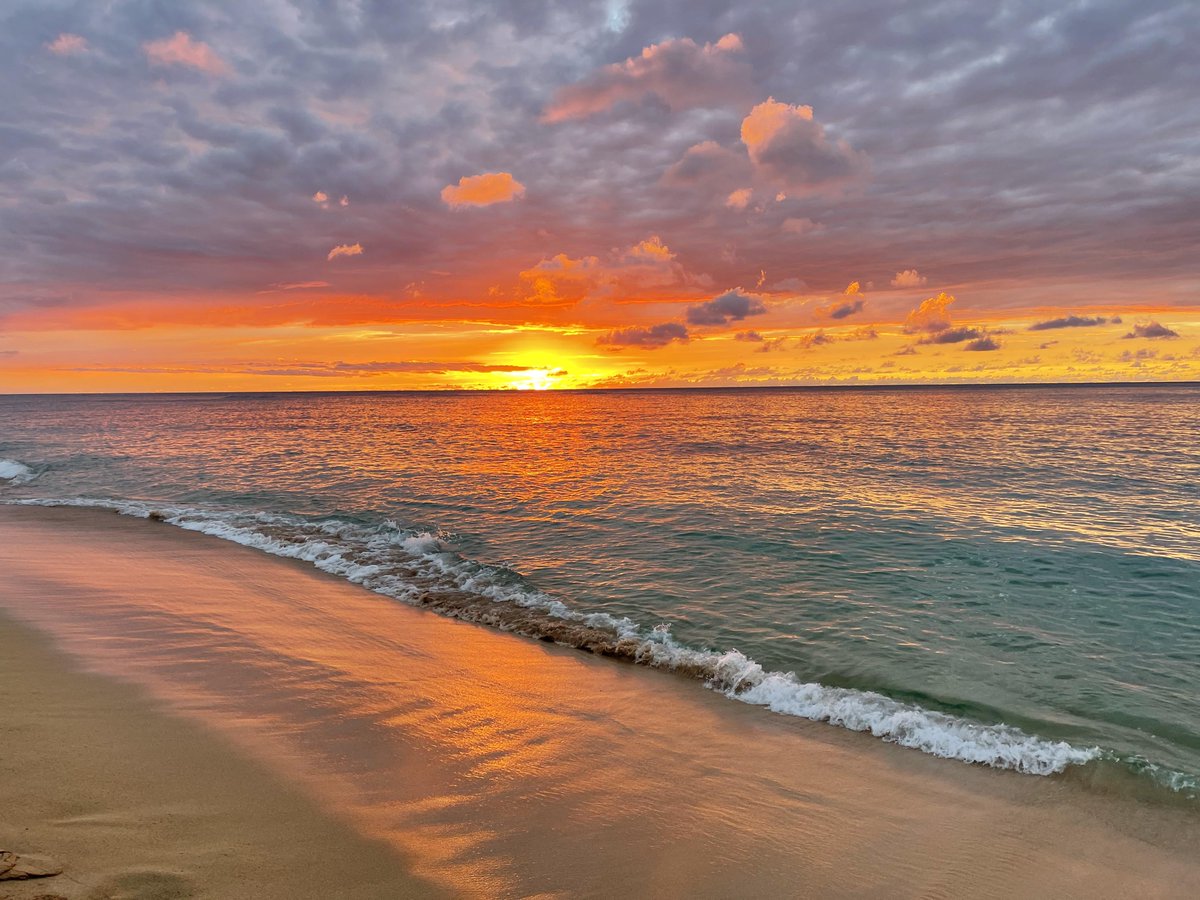 Морской закат. Красивая природа море. Розовое небо. Пляж закат. Морской закат.