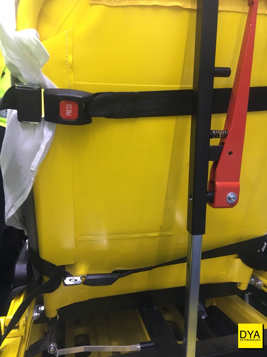 DYAExtremadura's tweet photo. 🚑👦 Porque no se puede escatimar en seguridad, en todas las ambulancias de @DYAextremadura disponemos de #KidySafe, sistema de retención pediátrica para camillas, listo para usarse en caso de traslados pediátricos. https://t.co/SKFvqtYq9N